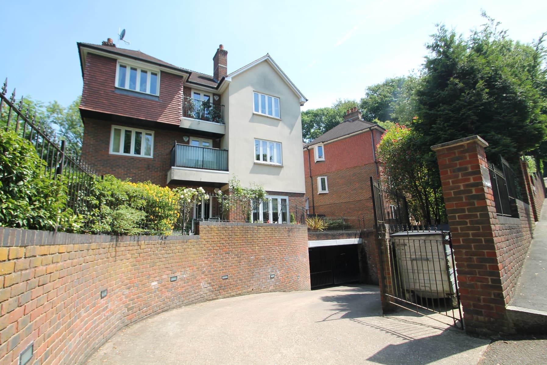Braconhyrst, Roxborough Park, Harrow on the Hill, Middlesex, HA1 3BD